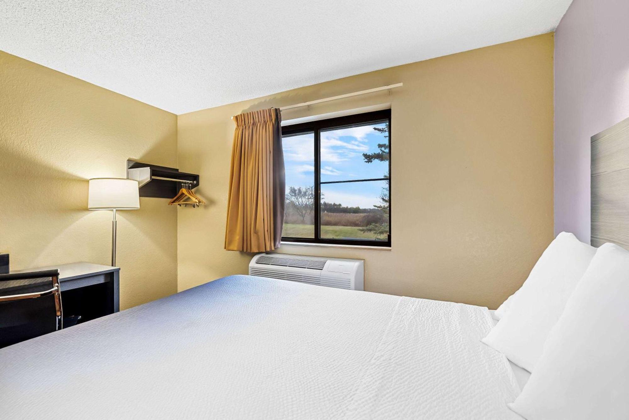 Hotel Super 8 By Wyndham Amsterdam Esterno foto